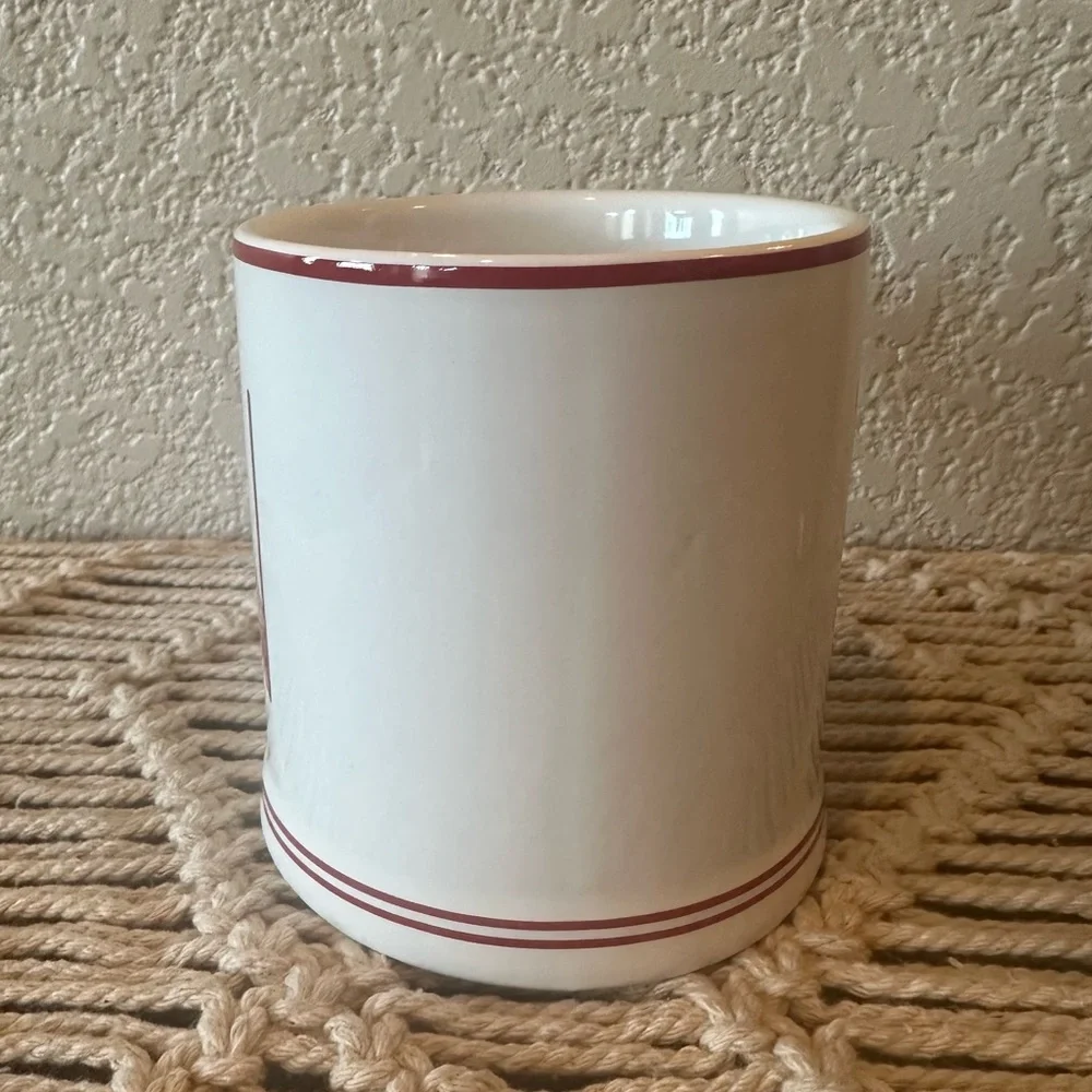 Sur la table Hand Crafted Monogramed N Stoneware Mug
